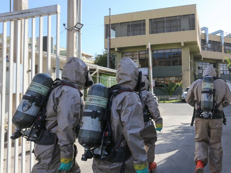 Evacúan colegio en La Cisterna por aparente derrame de cianuro