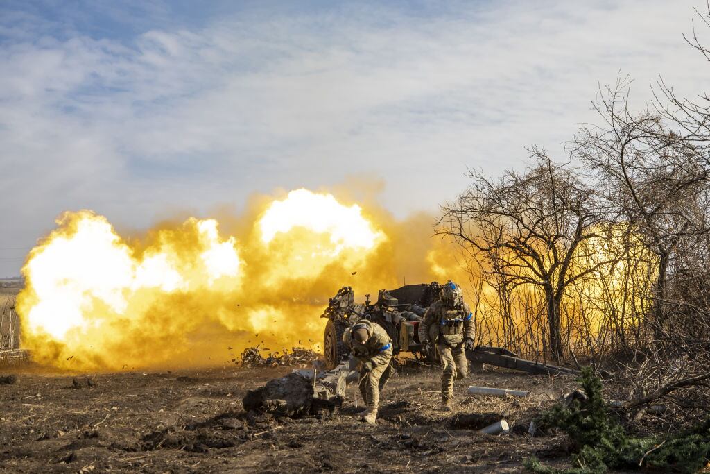 Militares ucranianos disparan artillería en el frente de batalla en Donetsk