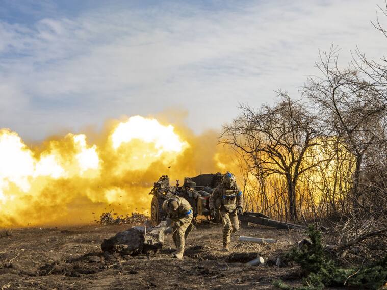 Militares ucranianos disparan artillería en el frente de batalla en Donetsk