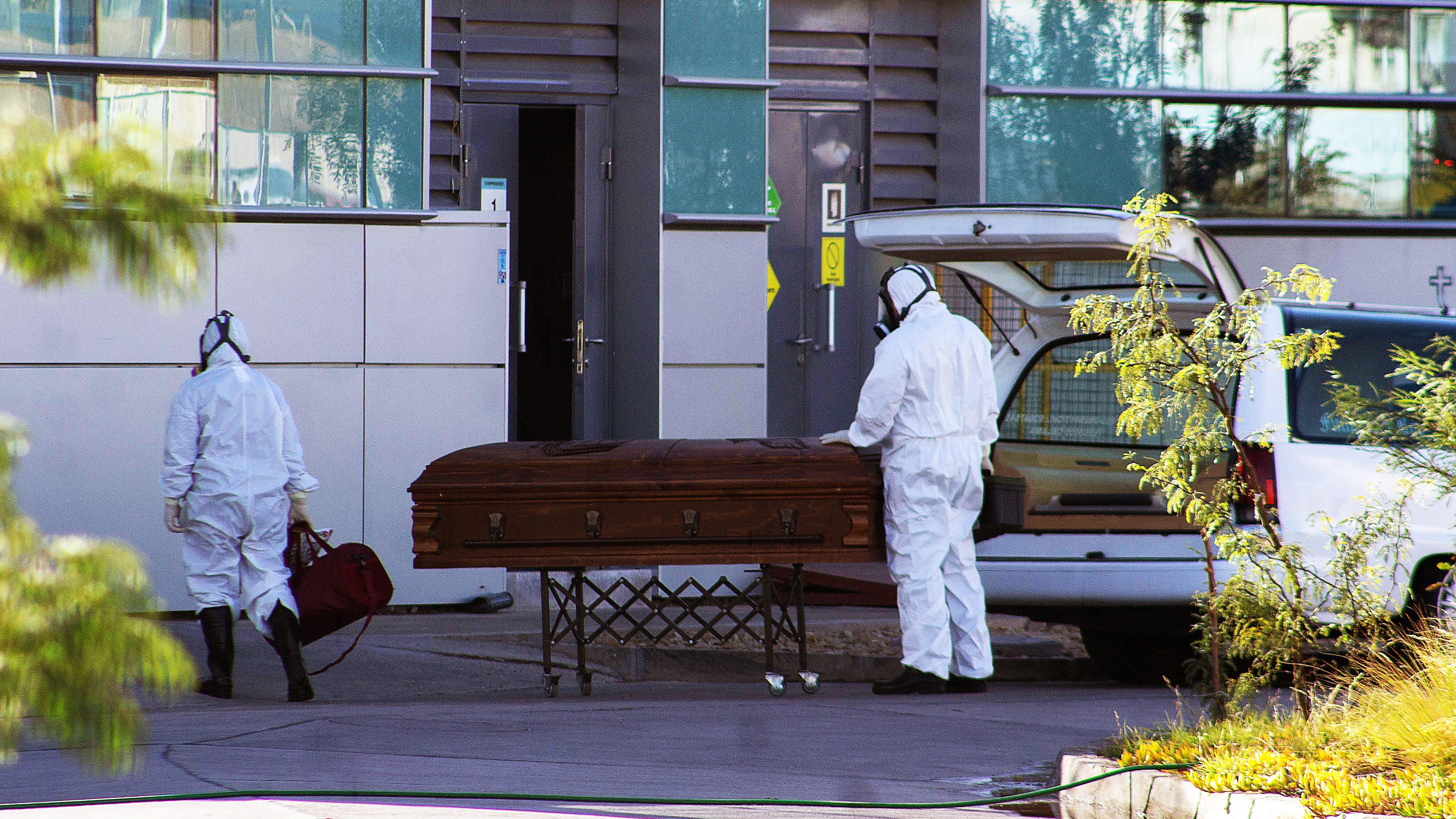 12 de JUNIO de 2020/CALAMAUna carroza funebre en el Hospital Carlos Cisternas después que se registraron 12 muertes , durante la cuarentena total decretada por el ministerio de salud debido a la pandemia de COVID-19
FOTO: ALFONSO FERNÁNDEZ /AGENCIAUNO