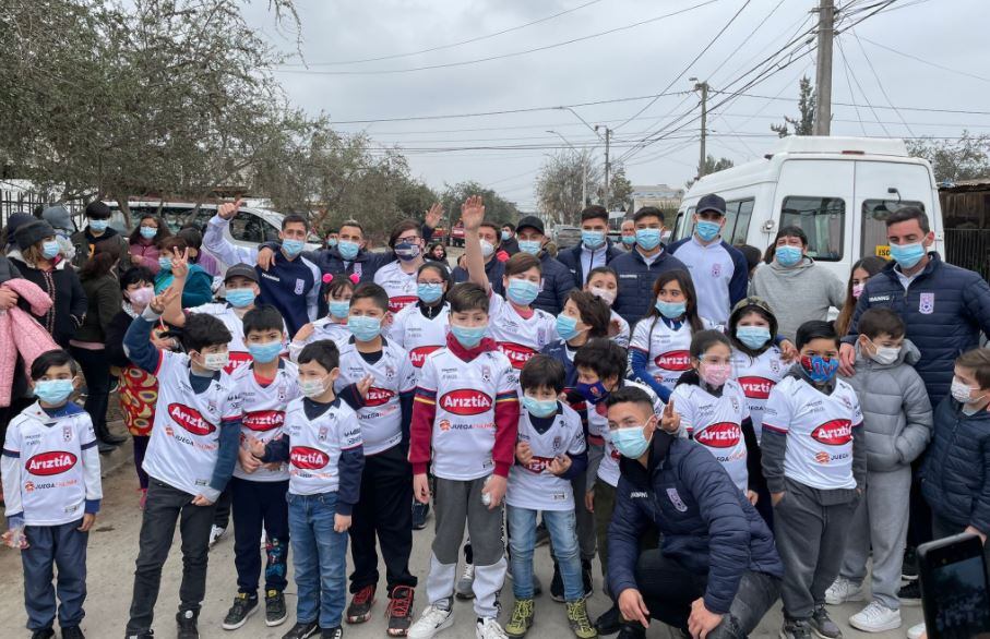 Plantel de Deportes Melipilla regaló camisetas para celebrar el Día del Niño
