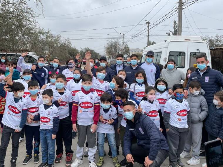 Plantel de Deportes Melipilla regaló camisetas para celebrar el Día del Niño