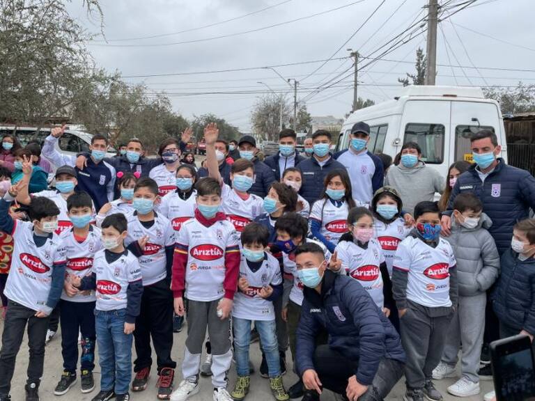 Plantel de Deportes Melipilla regaló camisetas para celebrar el Día del Niño