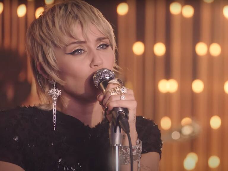 Miley Cyrus causó furor con cover de «my future» de Billie Eilish