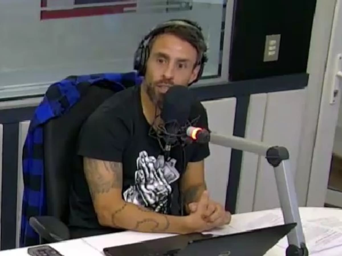 Está enamorado: Jorge “Mago” Valdivia sorprende con particular gorra durante una transmisión especial de “Los Tenores”