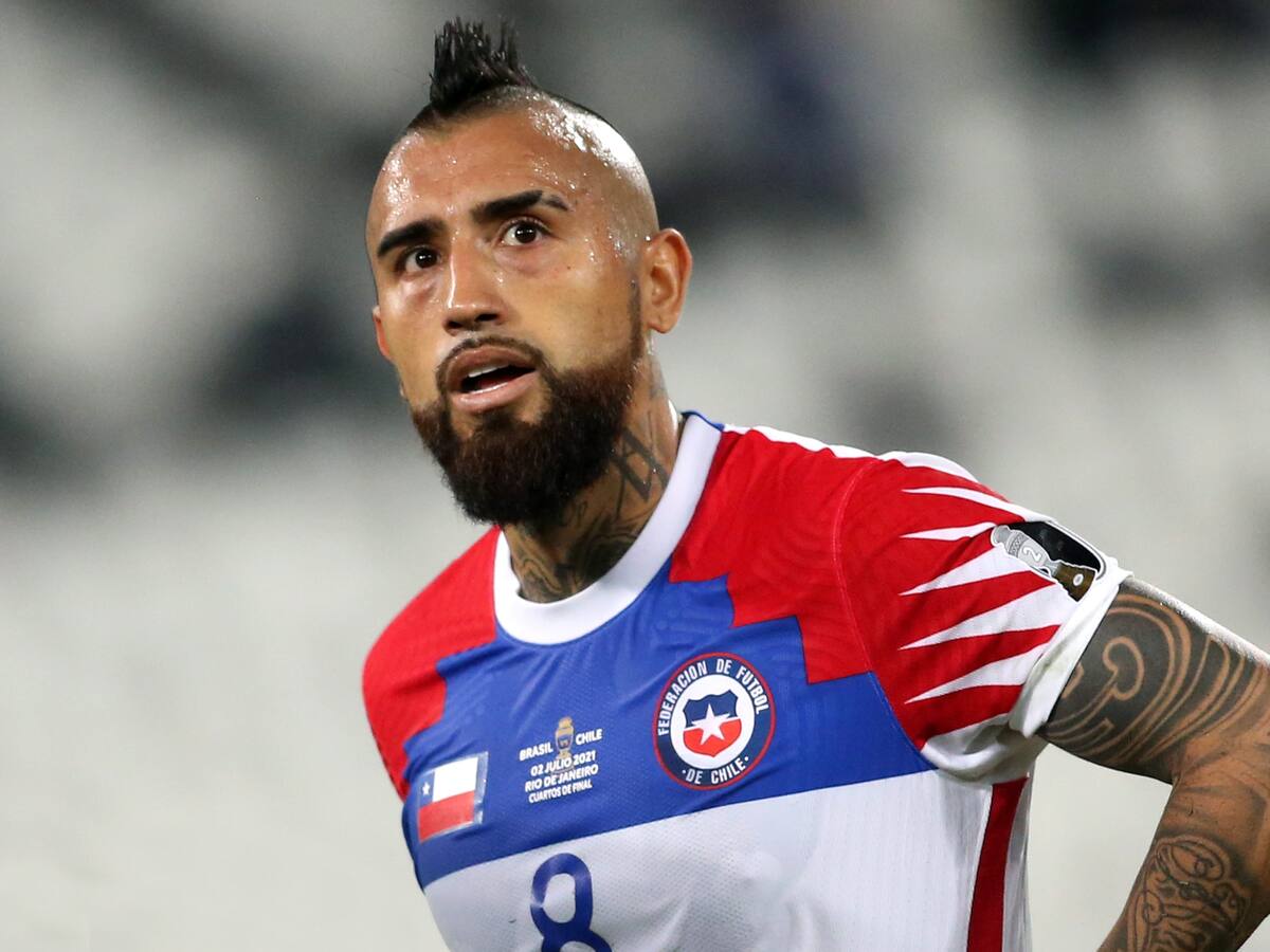 Hinchas peruanos calientan el duelo ante Chile y llevan al hotel de La Roja un ataúd con el rostro de Arturo Vidal