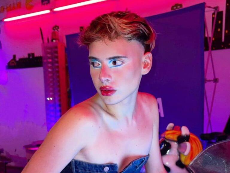 «Me siento más seguro»: Reina de Chile y su explicación por usar baños de mujeres