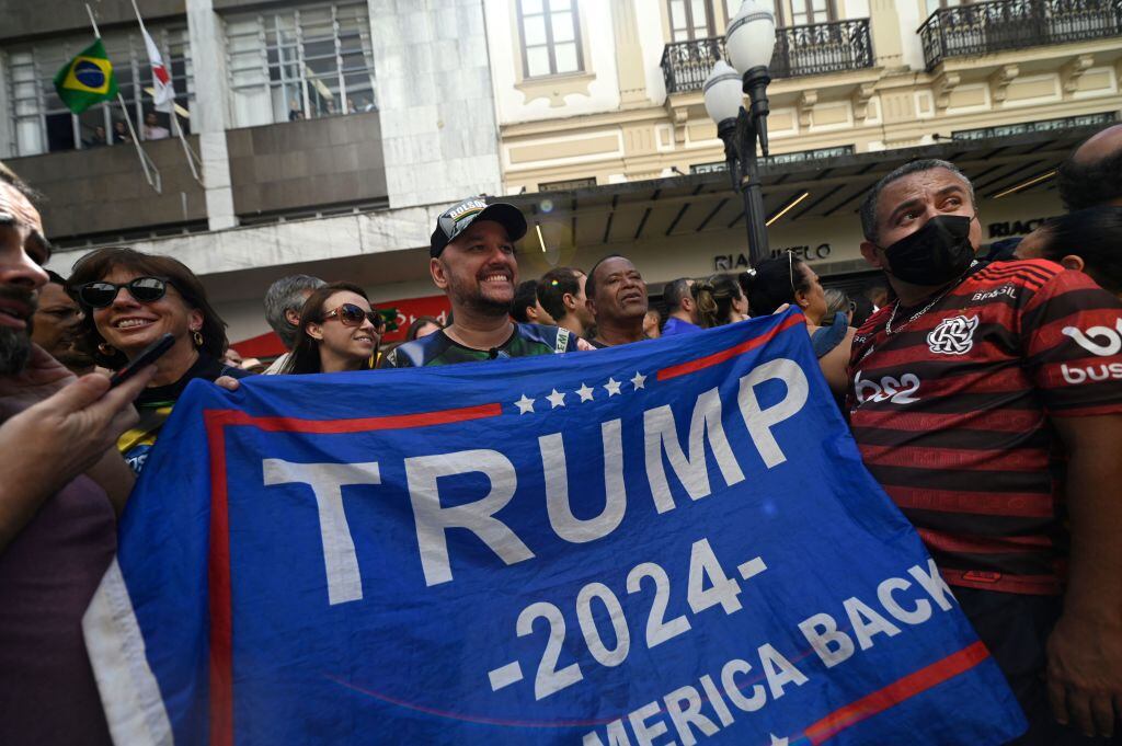 Fanáticos de Jair Bolsonaro con una bandera de Donald Trump en Brasil