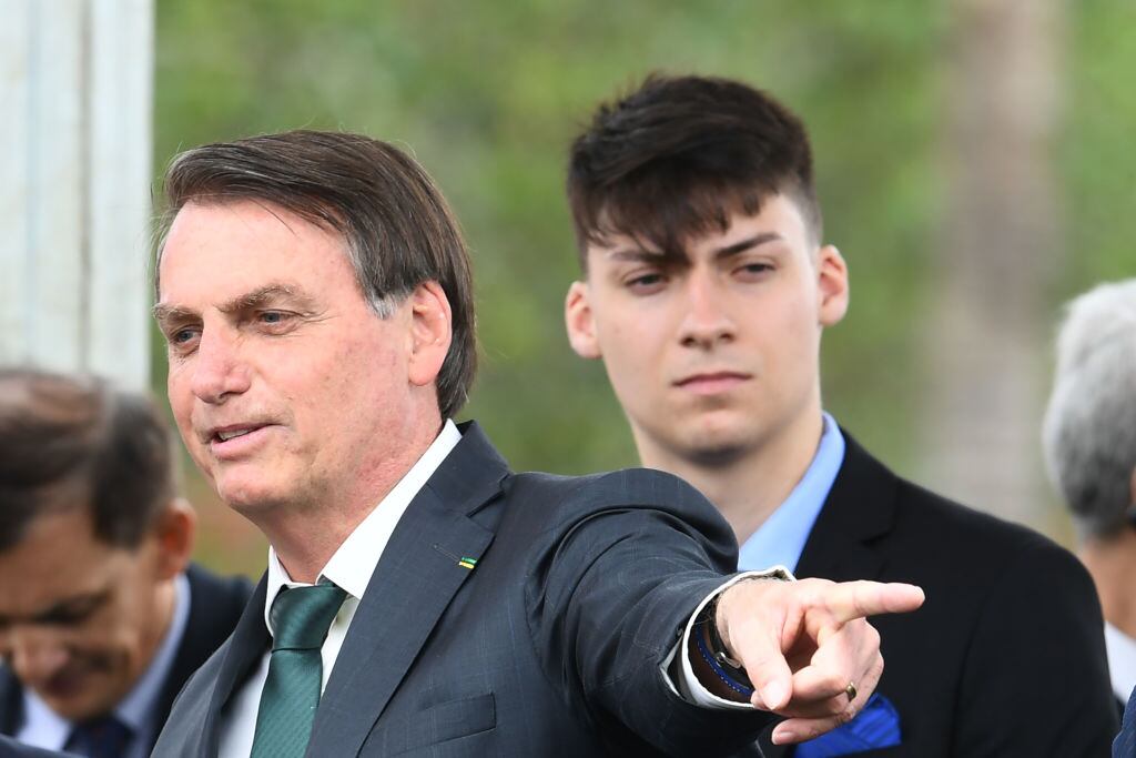 El expresidente brasileño Jair Bolsonaro en un evento oficial como entonces mandatario en la ciudad de Brasilia junto a su hijo menor Jair Renan Bolsonaro.