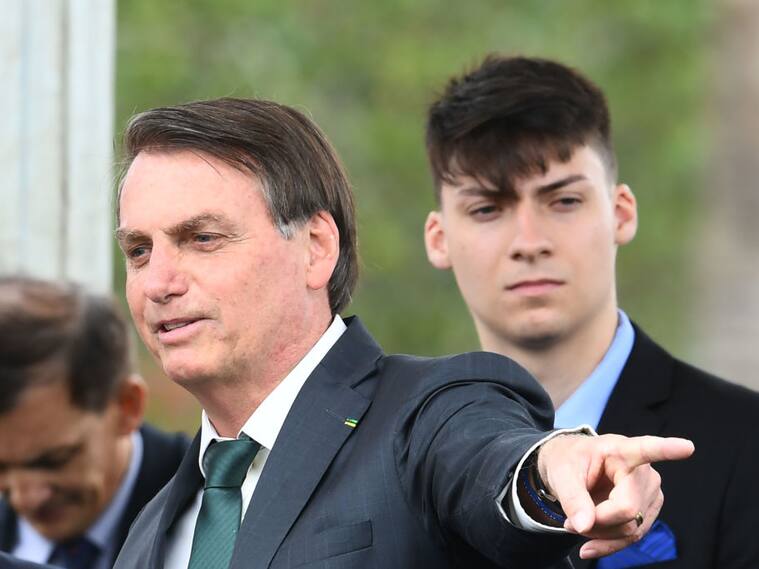 El expresidente brasileño Jair Bolsonaro en un evento oficial como entonces mandatario en la ciudad de Brasilia junto a su hijo menor Jair Renan Bolsonaro.