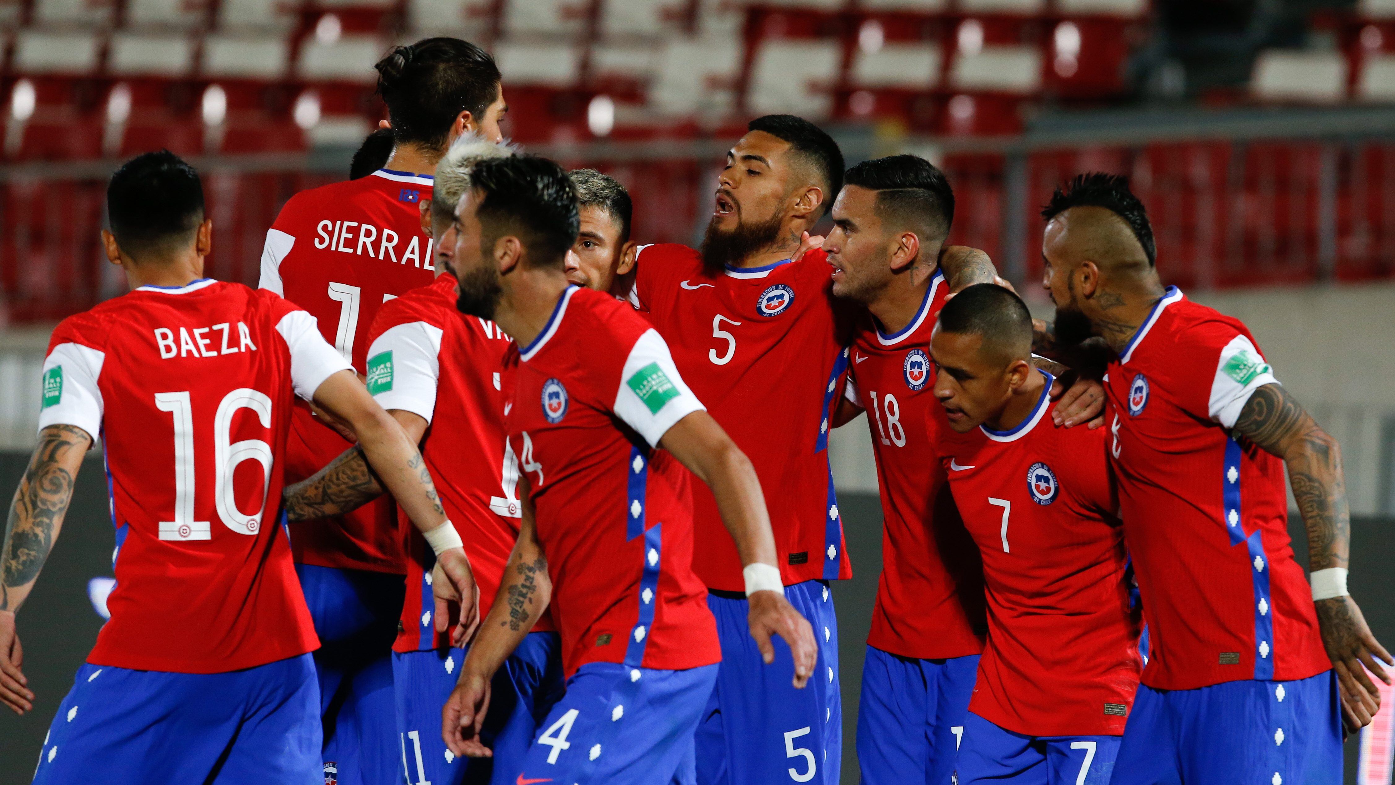 13 de Octubre del 2020/SANTIAGOAlexis Sánchez(c) celebra su primer gol y el 2 a 1 de Chile ,durante el partido valido por la Fase de Grupos 2/18 por la clasificación de Conmebol para la Copa Mundial de Fútbol Qatar 2022, entre Chile vs Colombia, disputado en el Estadio Nacional.
FOTO:FRANCISCO LONGA/AGENCIAUNO