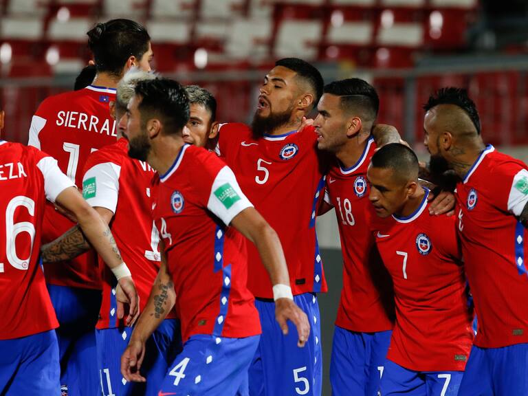 13 de Octubre del 2020/SANTIAGOAlexis Sánchez(c) celebra su primer gol y el 2 a 1 de Chile ,durante el partido valido por la Fase de Grupos 2/18 por la clasificación de Conmebol para la Copa Mundial de Fútbol Qatar 2022, entre Chile vs Colombia, disputado en el Estadio Nacional.
FOTO:FRANCISCO LONGA/AGENCIAUNO