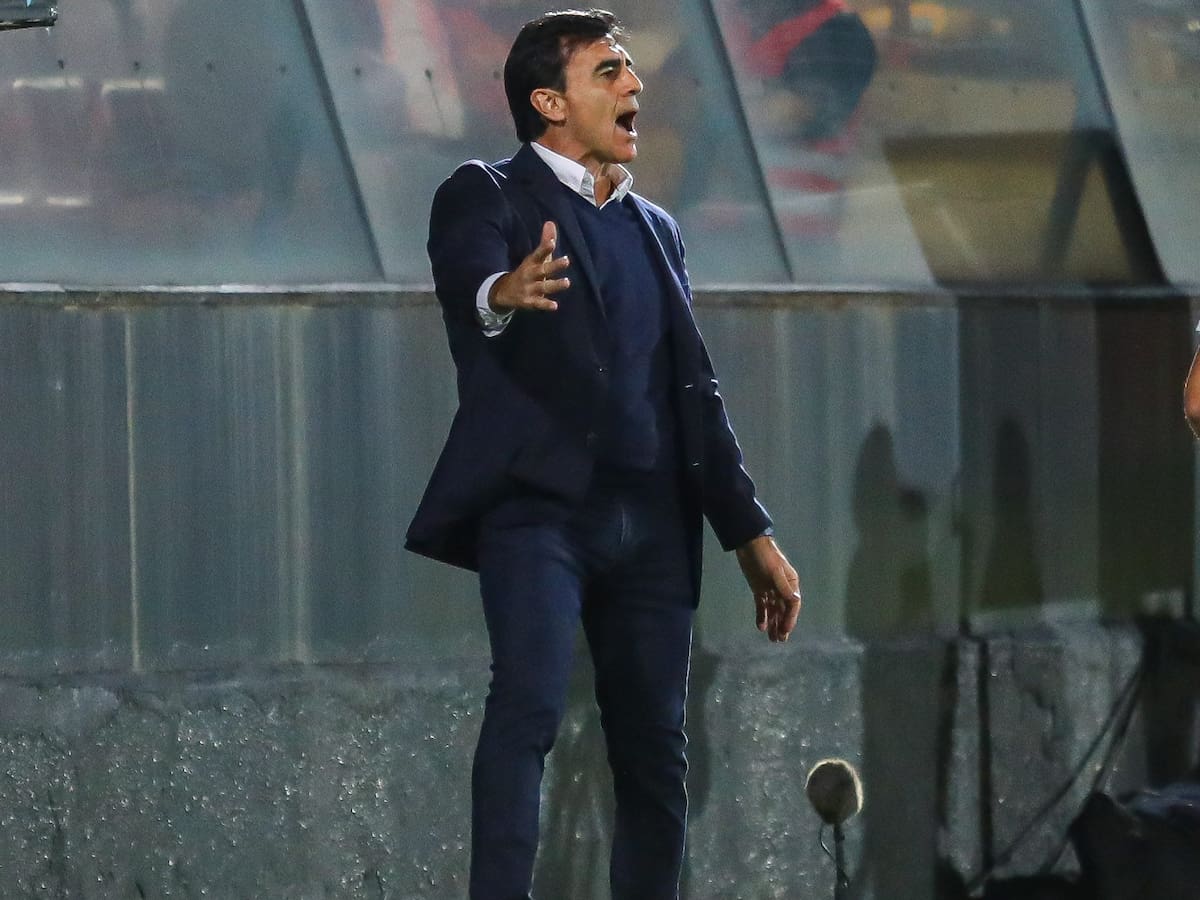 Gustavo Quinteros tras derrota de Colo Colo: «El partido se definió por una línea que traza la gente del VAR»