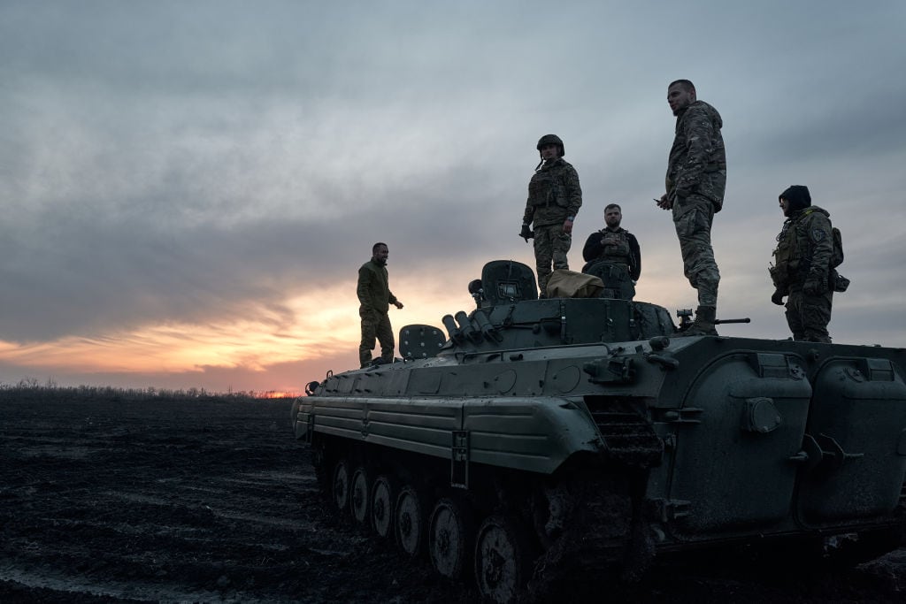 Soldados y un tanque de Ucrania son parte de la huída desde Avdiivka en la región de Donetsk, ante el asedio de las tropas de Rusia.