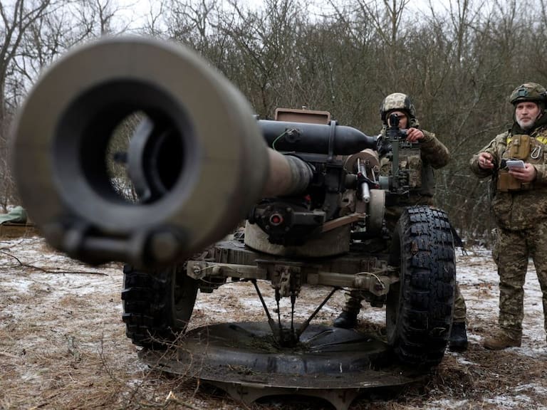 Soldados de Ucrania se preparan a disparar artillería con un L119