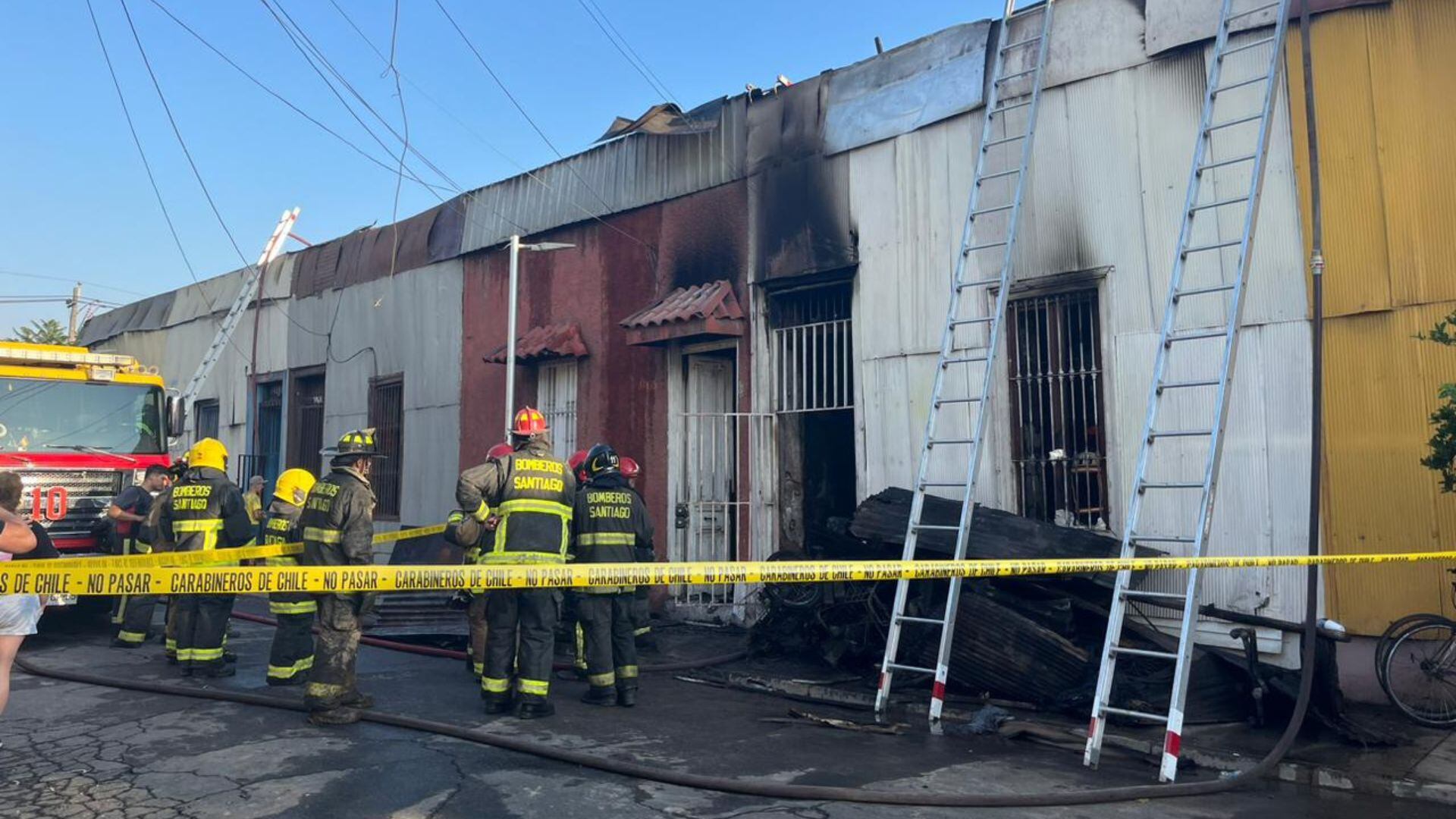bomberos, llamas, fallecido, casas afectadas por las llamas, propagación del incendio, intersección de Santiaguillo con Aldunate,