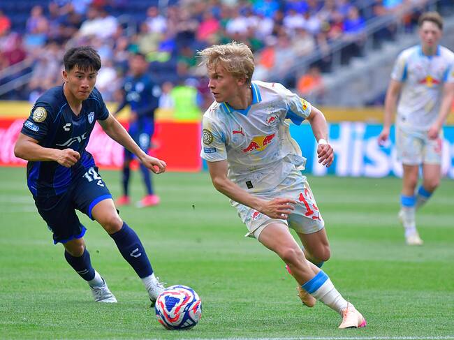 CINCINNATI, OHIO - JUNE 18: Alexei Dominguez (L) of Pachuca and Frans Kratzig (R) of Salzburg compete for the ball during the FIFA Club World Cup 2025 group H match between CF Pachuca and FC Salzburg at TQL Stadium on June 18, 2025 in Cincinnati, Ohio. (Photo by Oscar Fuentes/Jam Media/Getty Images)