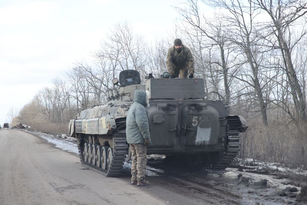 Militares de Ucrania avanzan con un tanque por Donetsk