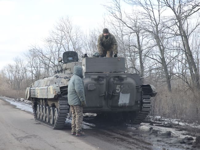 Militares de Ucrania avanzan con un tanque por Donetsk
