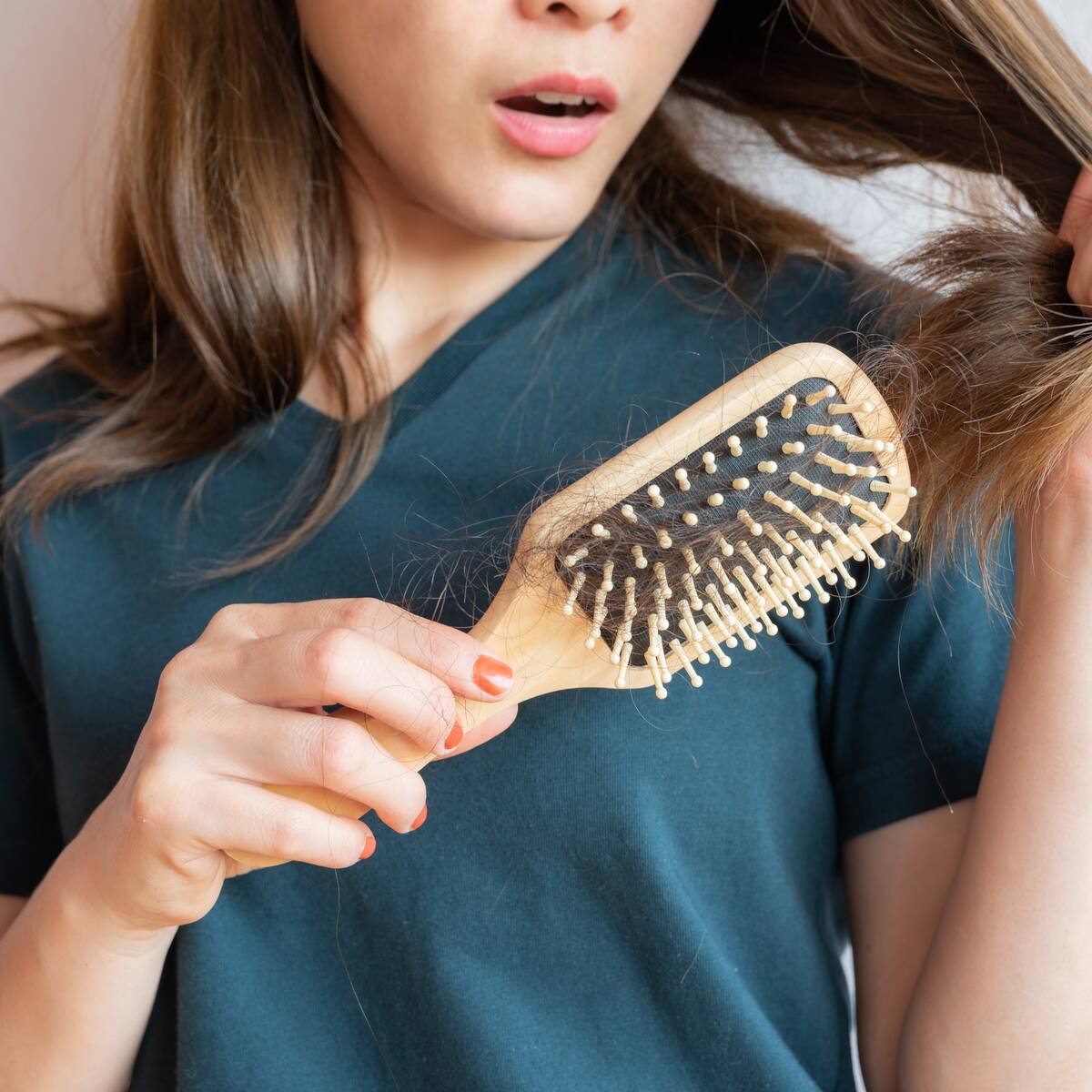 Estudio reveló que estas dos bebidas aceleran la caída del cabello y la aparición de canas