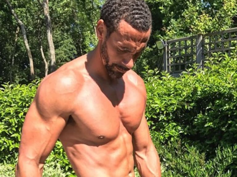 Rio Ferdinand se luce en las redes sociales con su tonificada figura