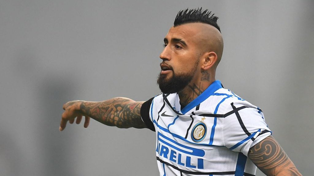 REGGIO NELL'EMILIA, ITALY - NOVEMBER 28: Arturo Vidal of FC Internazionale gestures during the Serie A match between US Sassuolo and FC Internazionale at Mapei Stadium - Città del Tricolore on November 28, 2020 in Reggio nell'Emilia, Italy. (Photo by Alessandro Sabattini/Getty Images)