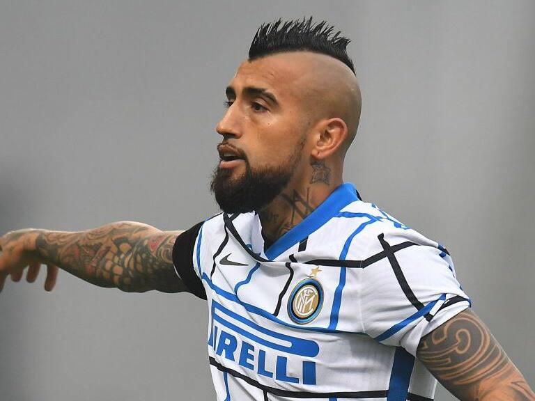 REGGIO NELL'EMILIA, ITALY - NOVEMBER 28: Arturo Vidal of FC Internazionale gestures during the Serie A match between US Sassuolo and FC Internazionale at Mapei Stadium - Città del Tricolore on November 28, 2020 in Reggio nell'Emilia, Italy. (Photo by Alessandro Sabattini/Getty Images)