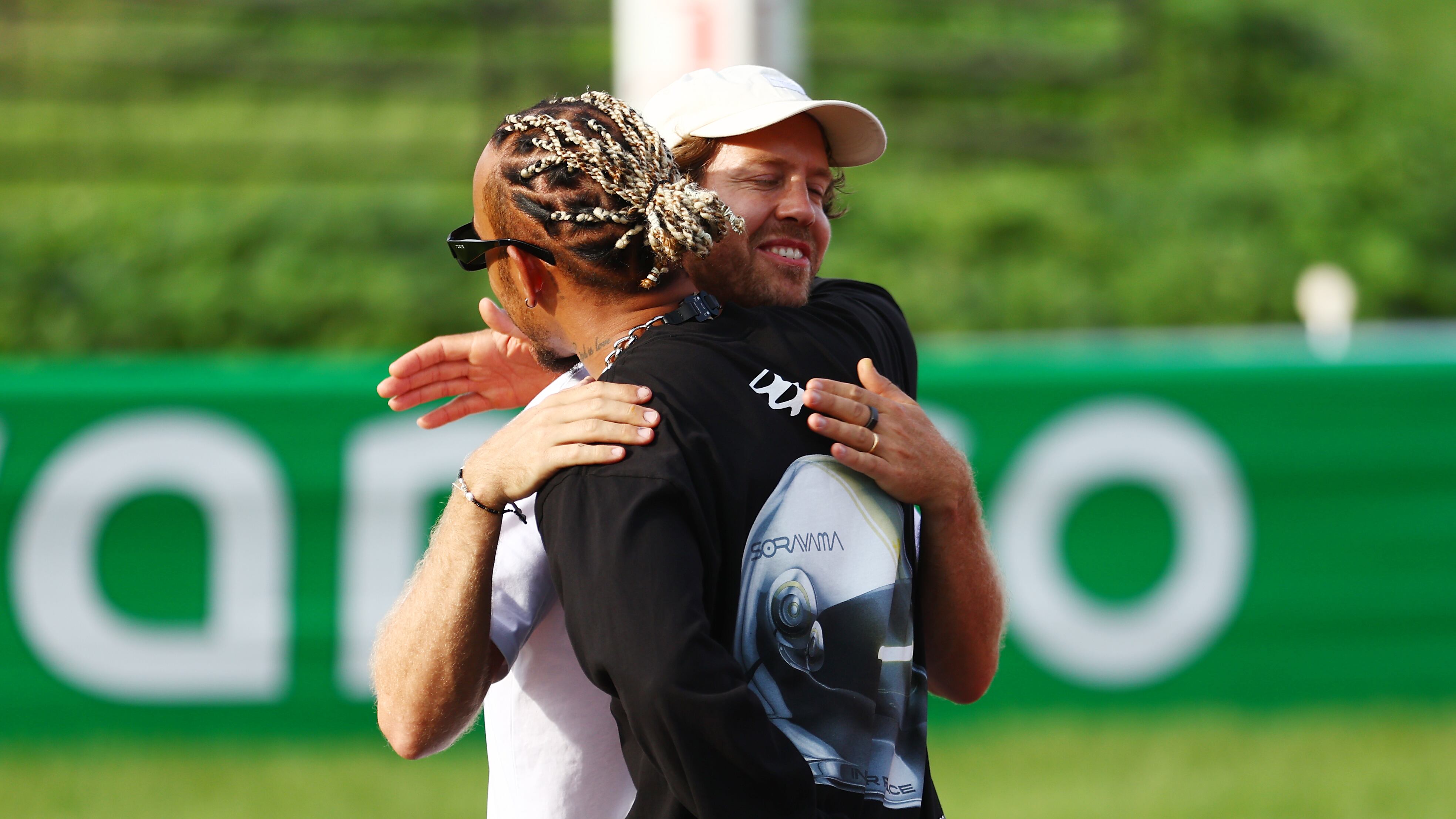 Sebastian Vettel le da la bendición a Lewis Hamilton en Ferrari | Getty Images