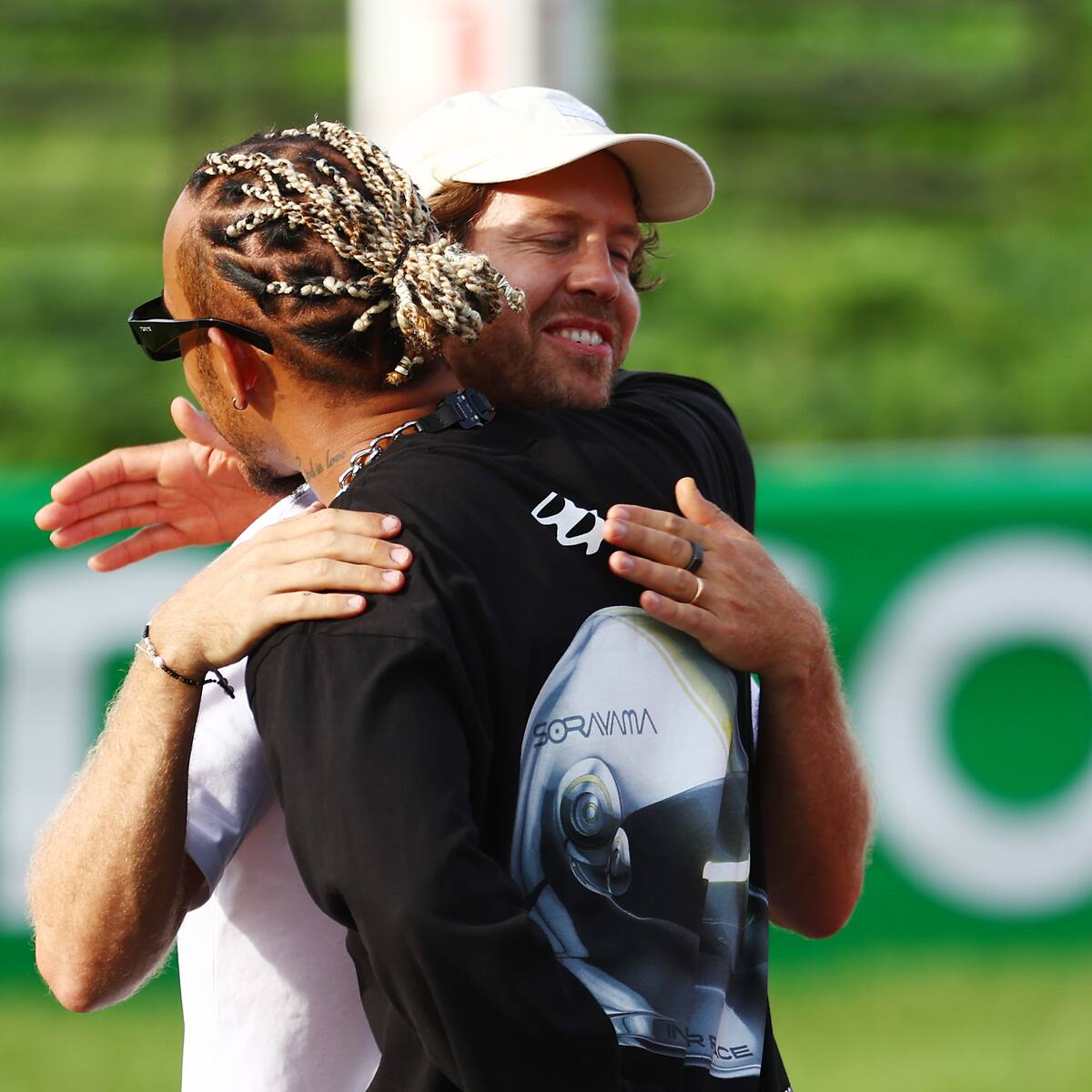 “Cruzo los dedos para que gane el campeonato”: Sebastian Vettel le da la bendición a Lewis Hamilton en Ferrari
