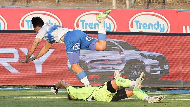 25 DE ENERO DE 2021/SANTIAGOEl jugador Fernando Zampedri (d) choca con el portero Federico Lanzillota (d) quien es remplazado y llevado en ambulancia, durante el partido valido por vigsima cuarta fecha del Campeonato Nacional AFP PlanVital 2020, entre Universidad Catlica y Palestino, disputado en el Estadio San Carlos de Apoquindo.
FOTO: SEBASTIçN ORIA/AGENCIAUNO