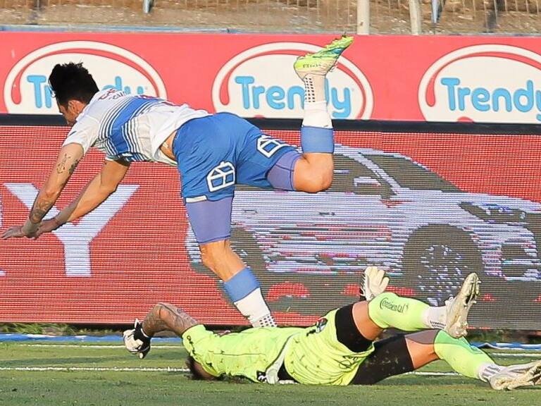 25 DE ENERO DE 2021/SANTIAGOEl jugador Fernando Zampedri (d) choca con el portero Federico Lanzillota (d) quien es remplazado y llevado en ambulancia, durante el partido valido por vigsima cuarta fecha del Campeonato Nacional AFP PlanVital 2020, entre Universidad Catlica y Palestino, disputado en el Estadio San Carlos de Apoquindo.
FOTO: SEBASTIçN ORIA/AGENCIAUNO