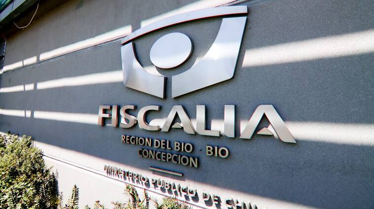 11 DE MARZO DE 2021/CONCEPCIONEl abogado Alejandro Espinoza junto a la familia materna de Tomás Bravo se reúnen en la fiscalía regional del biobío a raíz de la investigación.
FOTO: CAMILO CASTRO/AGENCIAUNO