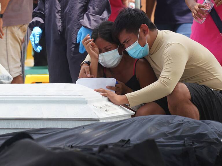 Familiares lloran a una víctima de las riadas en la villa Pilar de Abuyog