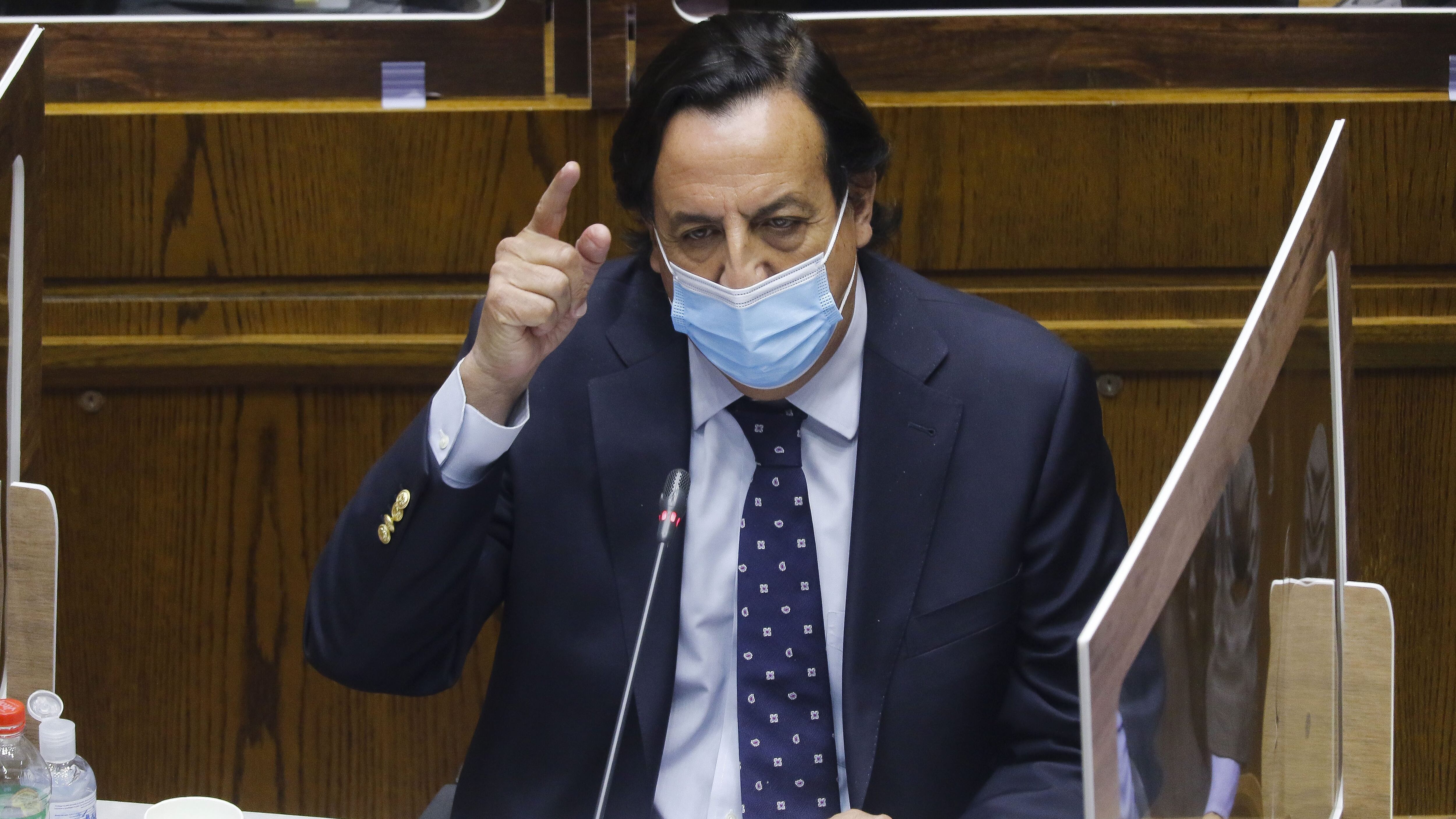16 DE NOVIEMBRE DE 2020/VALPARAISOEl exministro Victor Perez, durante la sesion especial del Senado, citada para discutir la acusacion constitucional en contra del exministro de Interior
FOTO: LEONARDO RUBILAR CHANDIA/AGENCIAUNO