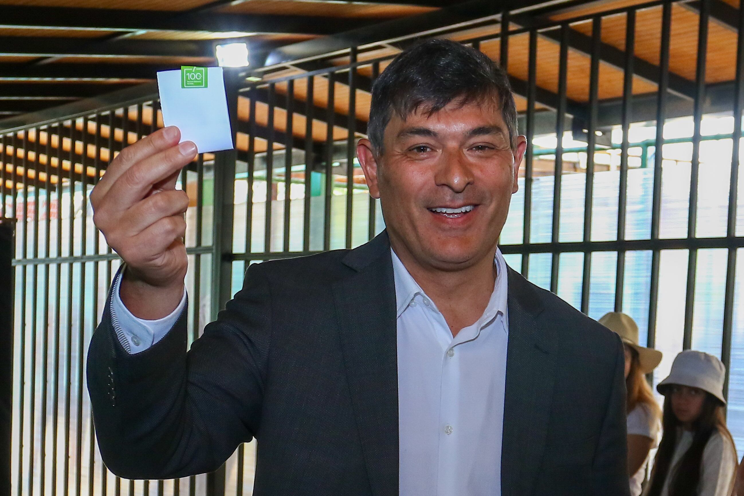 Franco Parisi vota durante las elecciones primarias presidenciales 2025