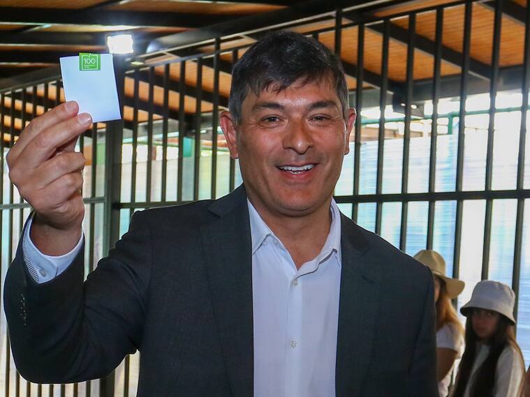 Franco Parisi vota durante las elecciones primarias presidenciales 2025