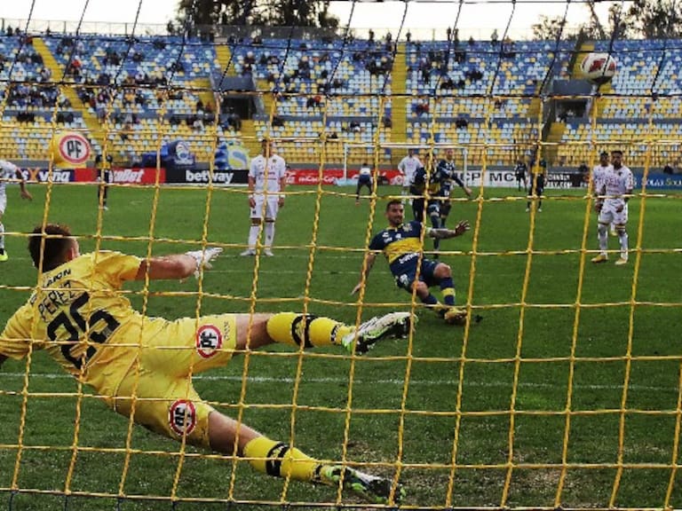 Con un polémico penal: Everton vence a Unión Española y escala en la tabla del Campeonato Nacional