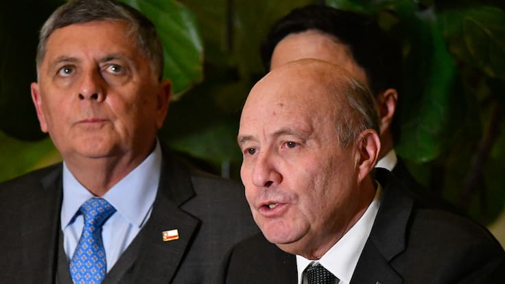 Gobierno cede y ministro Quiroz acepta participar en mesa de negociación por la megarreforma impulsada por presidenta del Senado
