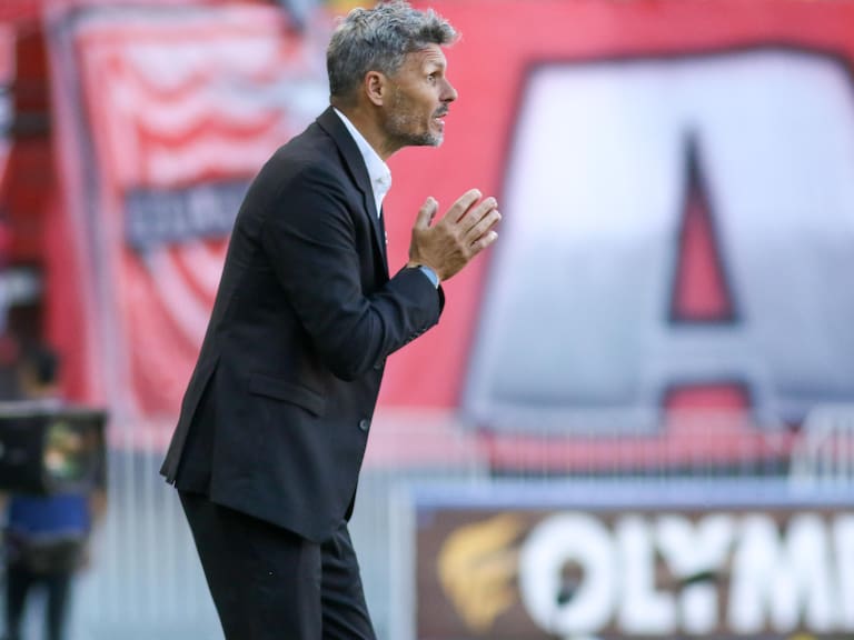 No se irá gratis: la cifra que Colo Colo debe pagar si quiere rescindir el contrato de Fernando Ortiz