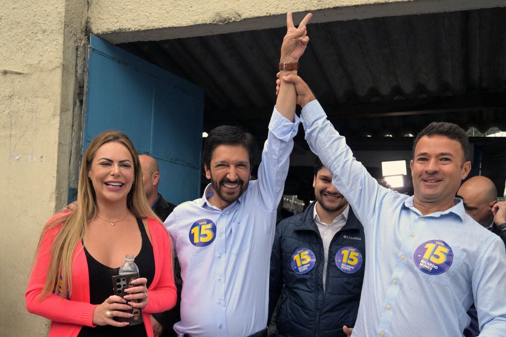 El candidato de la derecha y la ultraderecha, el alcalde Ricardo Nunes, hace la señal de la victoria en las elecciones en Sao Paulo de Brasil