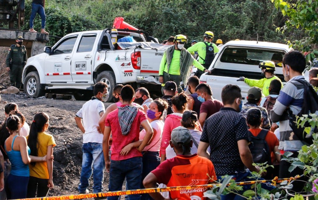 Familiares observan la labor de los rescatistas en una mina en El Zulia