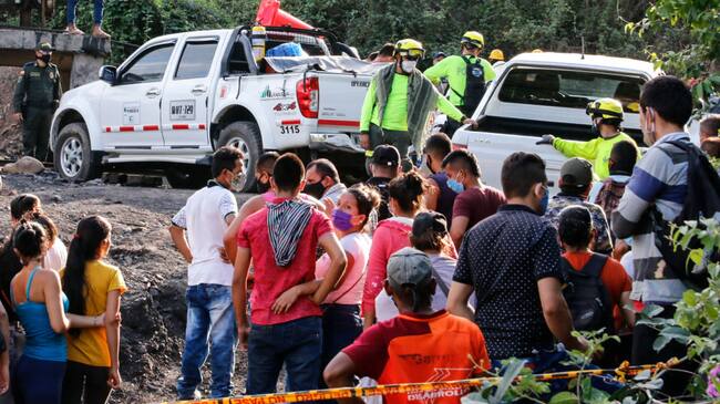 Familiares observan la labor de los rescatistas en una mina en El Zulia