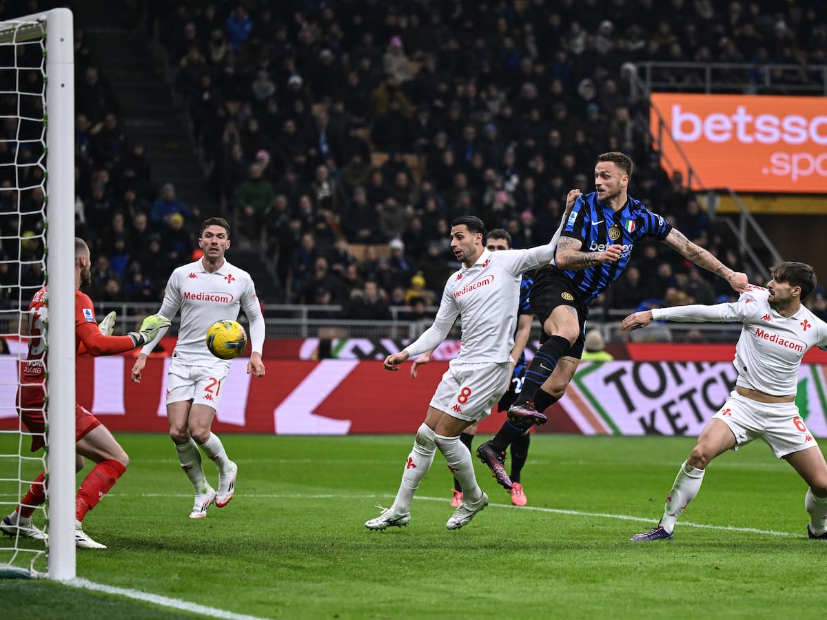 Inter se puso al día en la Serie A venciendo como local a la Fiorentina y queda a un punto del liderato