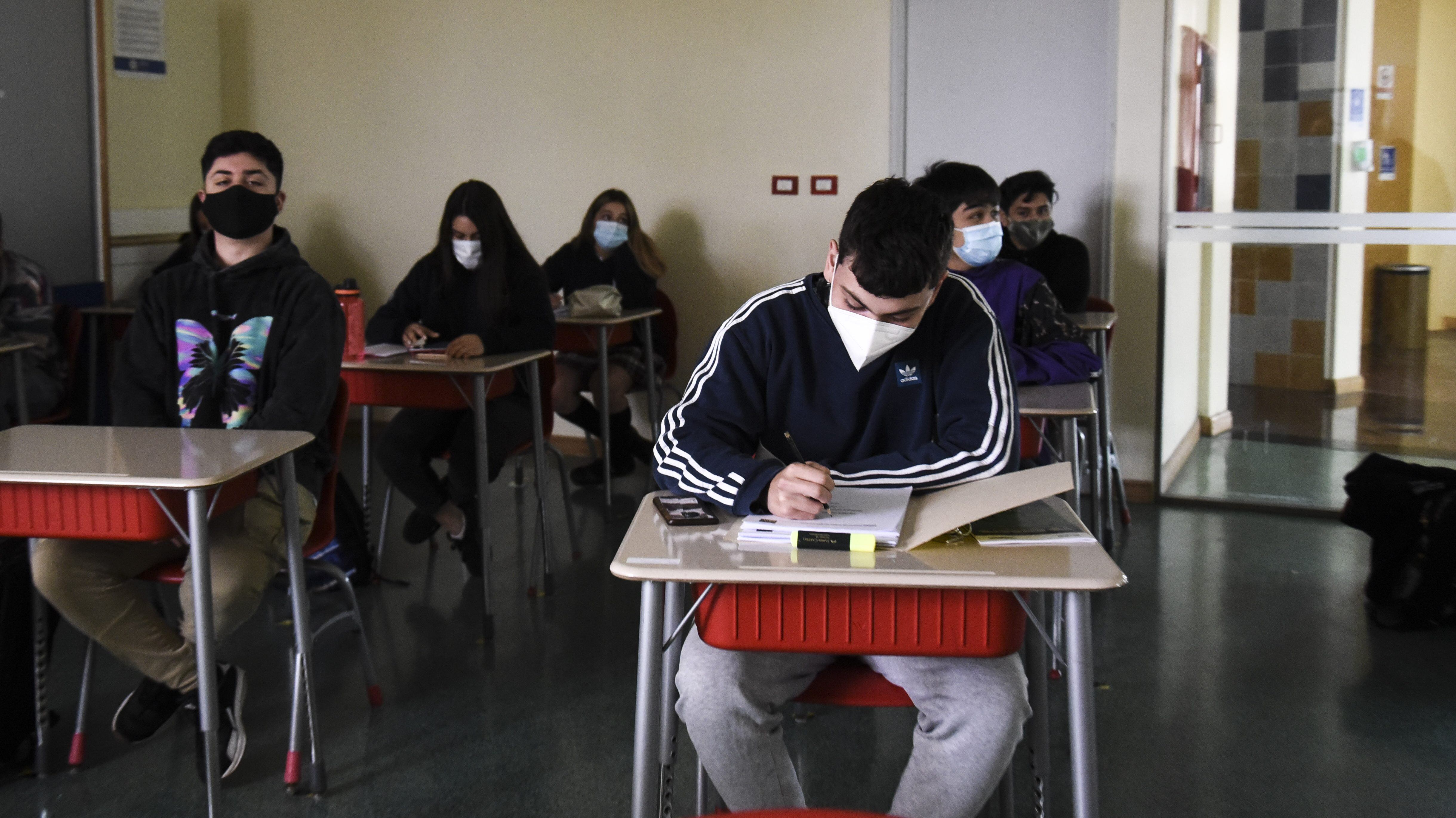 27 DE OCTUBRE DE 2020 / CONCONEstudiantes al interior de una sala de clases, durante primer dia de clases presenciales en el colegio Internacional SEK, donde los 4tos medios iniciaron este nuevo periodo, en el cual se comenzaran a sumar de apoco los demás niveles. Todo esto en el contexto de Fase 3 en que se encuentra la comuna debido a la pandemia del Covid-19.
FOTO: MIGUEL MOYA / AGENCIAUNO