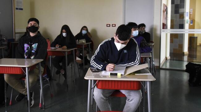 27 DE OCTUBRE DE 2020 / CONCONEstudiantes al interior de una sala de clases, durante primer dia de clases presenciales en el colegio Internacional SEK, donde los 4tos medios iniciaron este nuevo periodo, en el cual se comenzaran a sumar de apoco los demás niveles. Todo esto en el contexto de Fase 3 en que se encuentra la comuna debido a la pandemia del Covid-19.
FOTO: MIGUEL MOYA / AGENCIAUNO