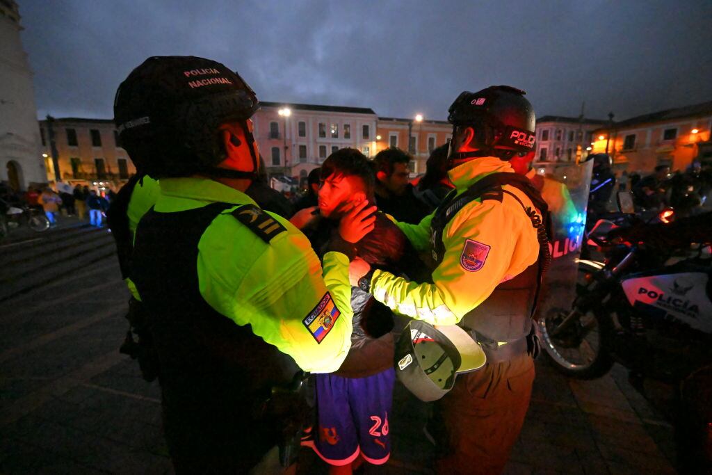 Un joven es detenido por la Policía de Ecuador en medio de manifestaciones en la ciudad de Quito en contra del gobierno de Daniel Noboa.