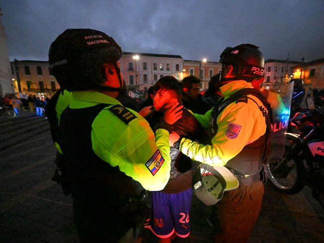 Un joven es detenido por la Policía de Ecuador en medio de manifestaciones en la ciudad de Quito en contra del gobierno de Daniel Noboa.