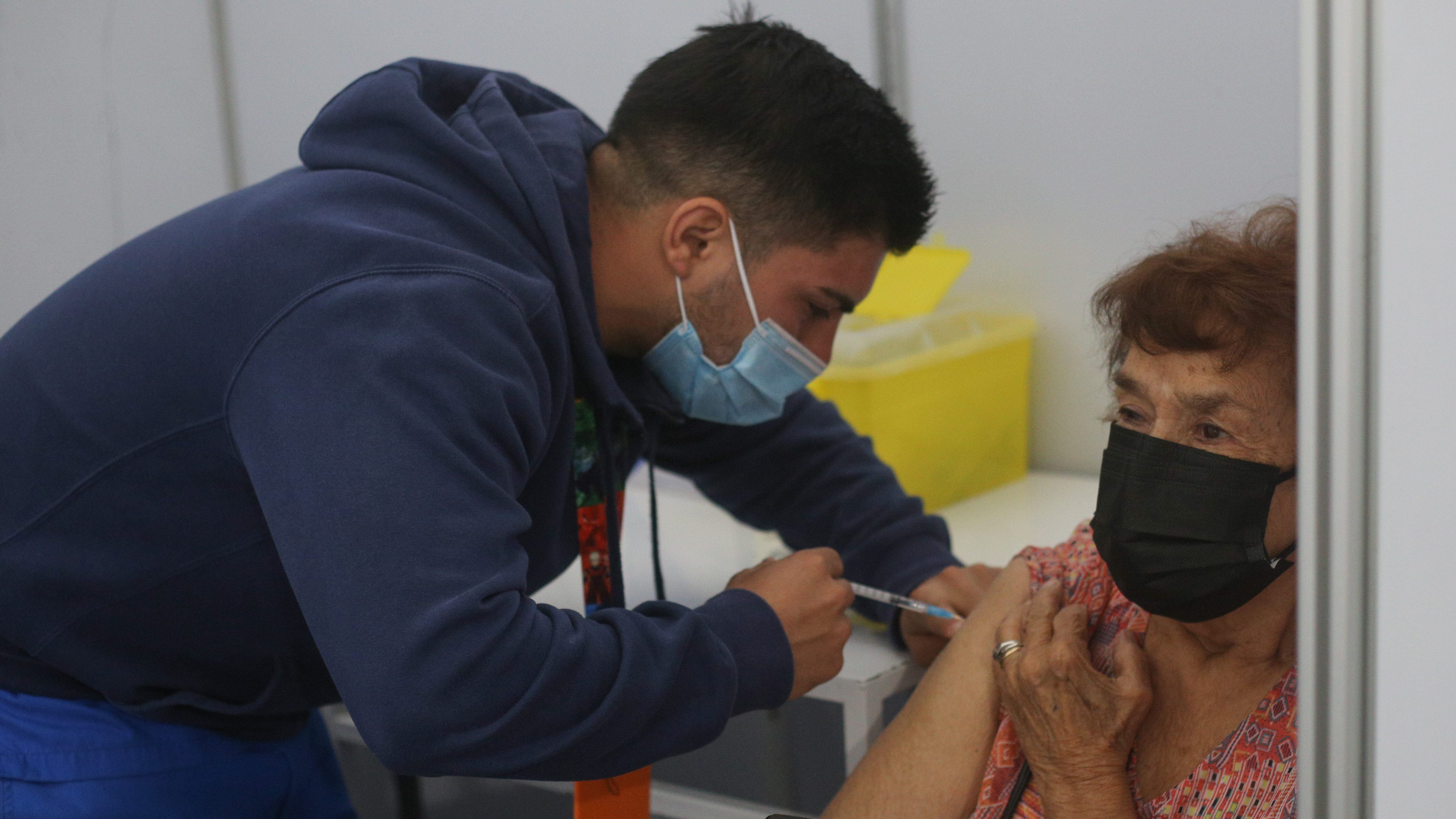 7 de FEBRERO de 2022/ SANTIAGOEspacio Esperanza, Centro de Vacunación Estadio Bicentenario de La Florida, Vacunación de Primera y Segunda Dosis, más Tercera y Cuarta dosis de Refuerzo para adultos Mayores.
FOTO: DIEGO MARTIN/AGENCIAUNO