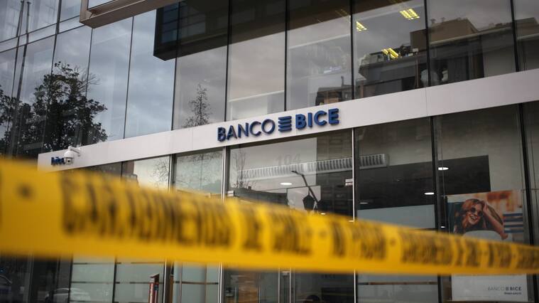 10 DE JULIO DE 2020/SANTIAGO
Robo a Banco BICE, ubicado en la comuna de Las Condés, Santiago.
FOTO: AILEN DÍAZ/AGENCIAUNO