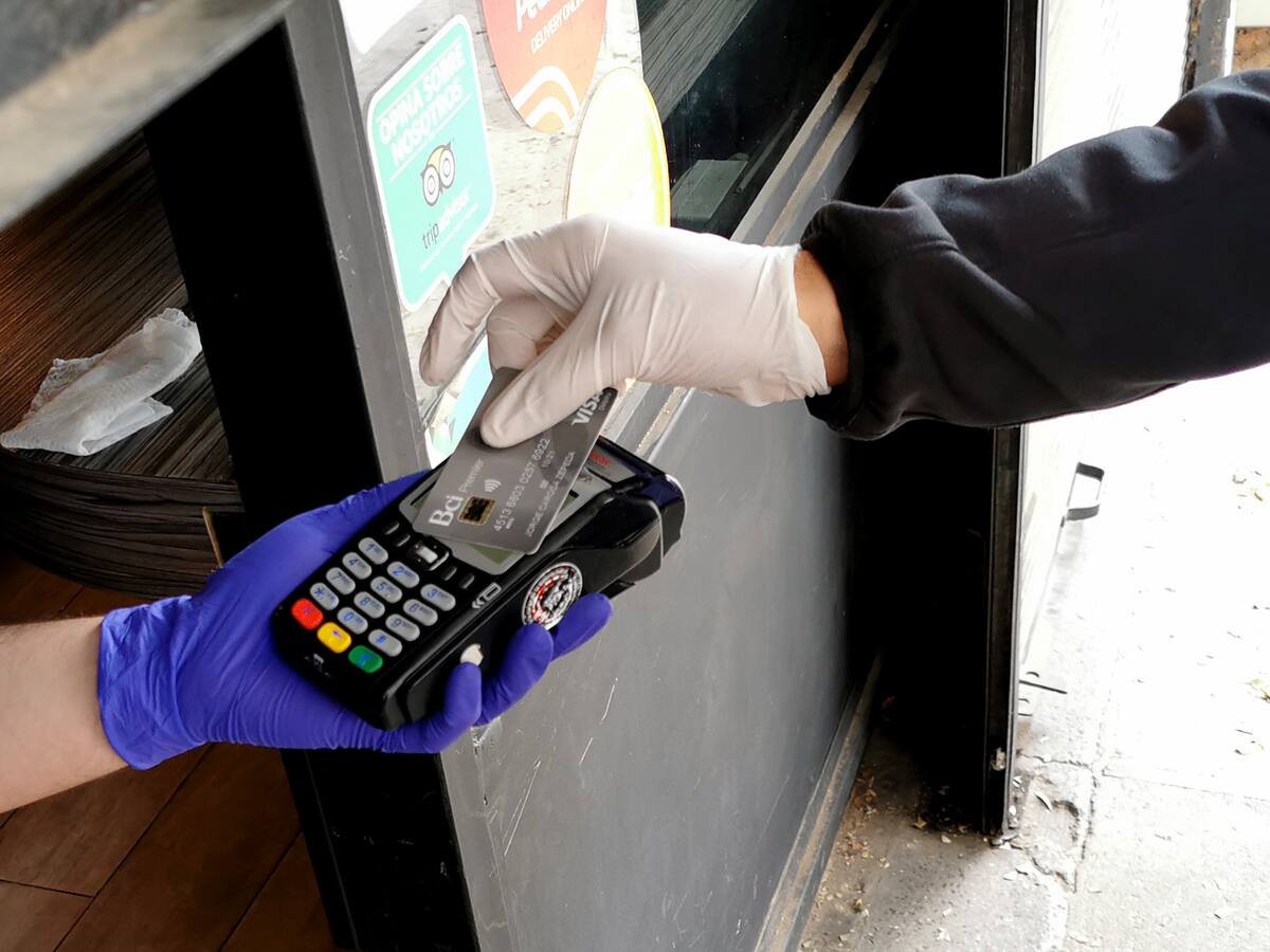 Boom de turistas argentinos en Chile: compras con tarjeta de trasandinos se disparan 541% este verano